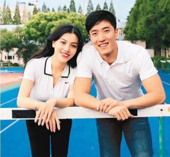 刘翔与葛天在民政局登记结婚时的留影，可是这段婚姻仅维持不到一年便宣告结束，两人对