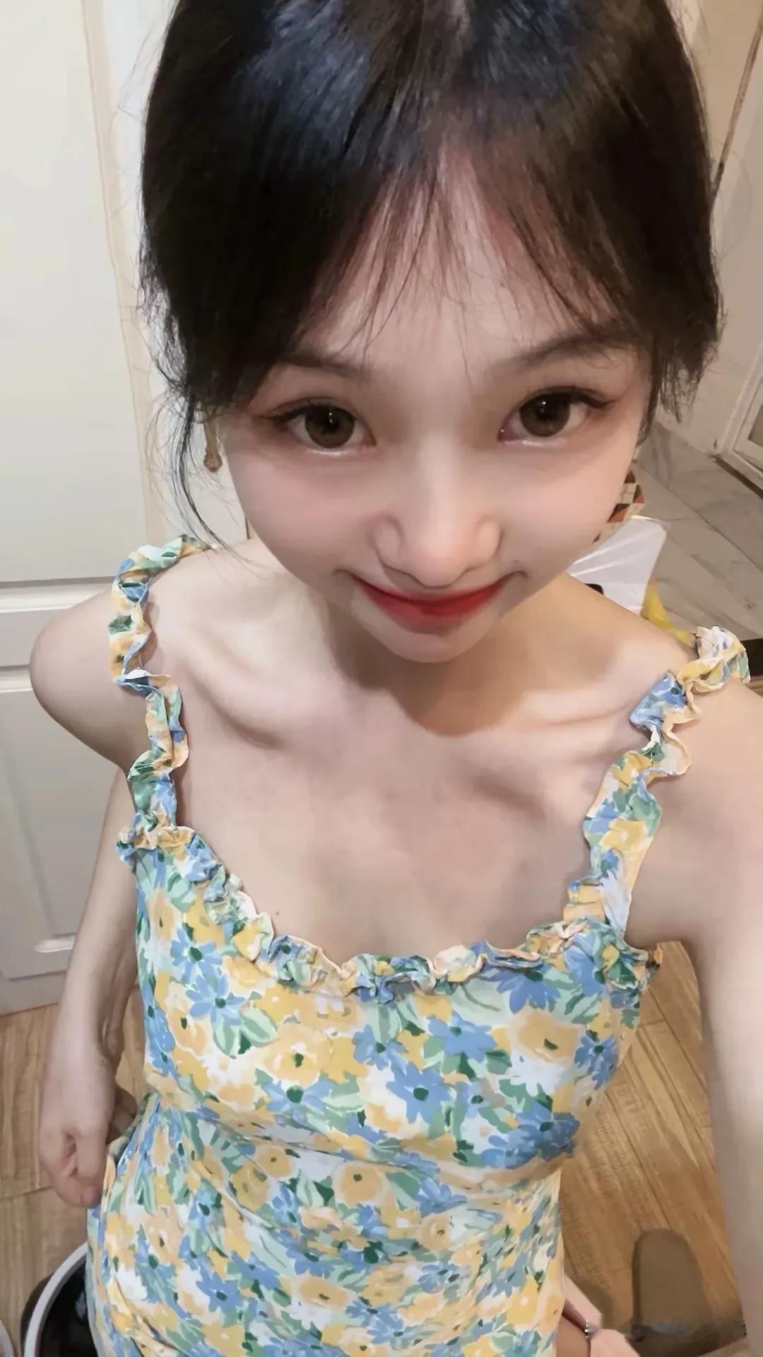 臭美一下，自信爆棚！镜子前转个圈，今日份颜值在线穿搭满分，气场全开别问