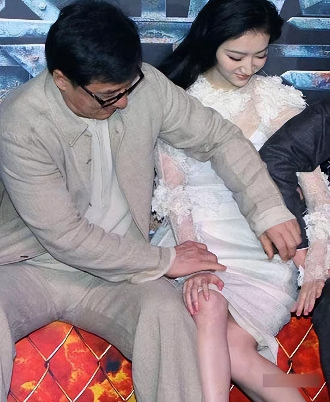  镜头抓拍的瞬间，这种互动合适吗？成龙早年在圈内人缘是出了名的好。出席活动经常和女星亲密互动。镜头抓
