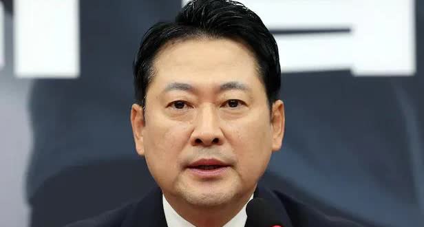 20日，韩国国民力量党党首张东赫在国会主动召开临时记者会，就共同民主党提出的“曹