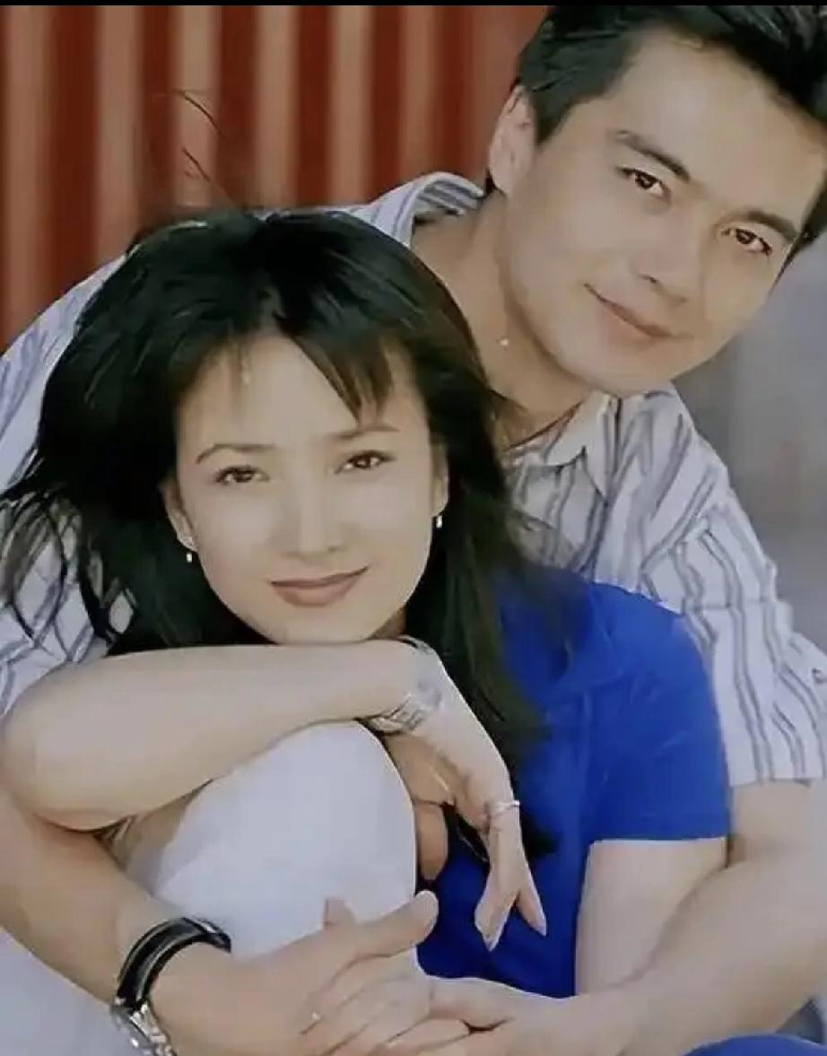 从许亚军分别与何晴、张澍两人的日常合影肢体动作中读出：他是极其呵护柔美的何晴；对