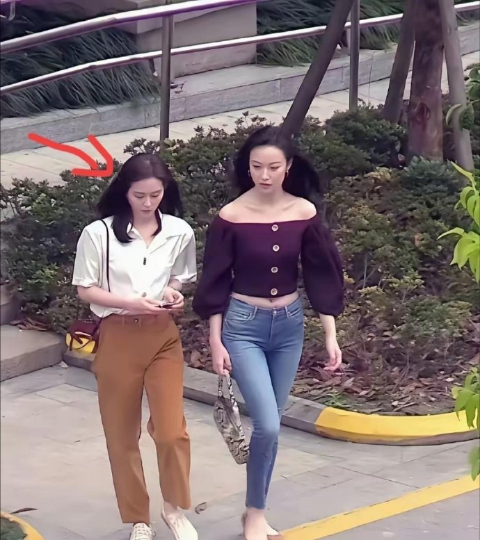 倪妮一袭紧身打扮，身材太劲爆了。她身边的美女也很眼熟，一时想不起名字，据说她老公