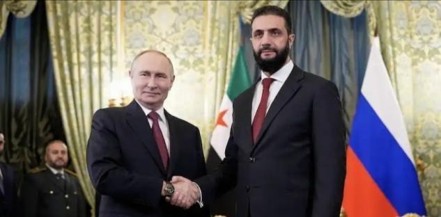 普京见到“贵客”朱拉尼后，脸上只有一个表情，全程皮笑肉不笑。“贵客”朱拉尼带着“