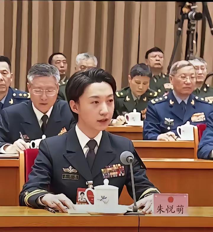 全国人大代表朱悦萌！朱悦萌，35岁，毕业于海军航空大学，海军中校军衔，第十四届