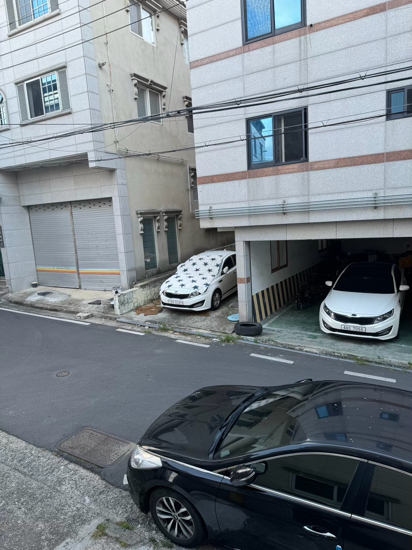 我邻居在她的小车上面晒了一个星星毛毯，感觉好搞笑……​​​