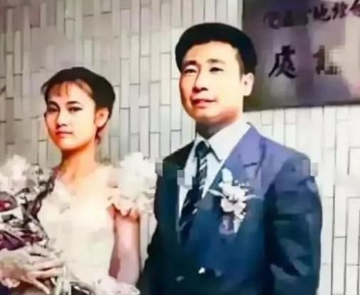 1983年，曾叛逃到台湾的飞行员王学成结婚了，在婚礼上，他笑的满脸灿烂，开心极了
