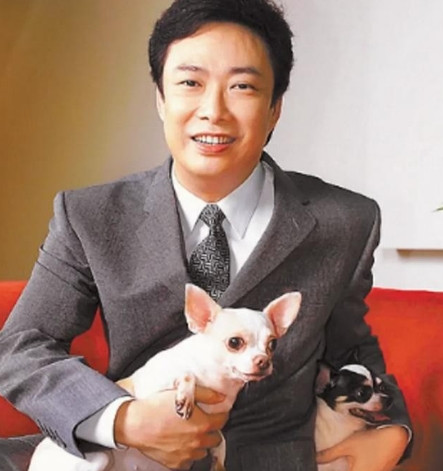 费玉清虽然一辈子没结婚，但攒下了20亿财产，还有一只陪了他16年的老狗。哥哥张菲