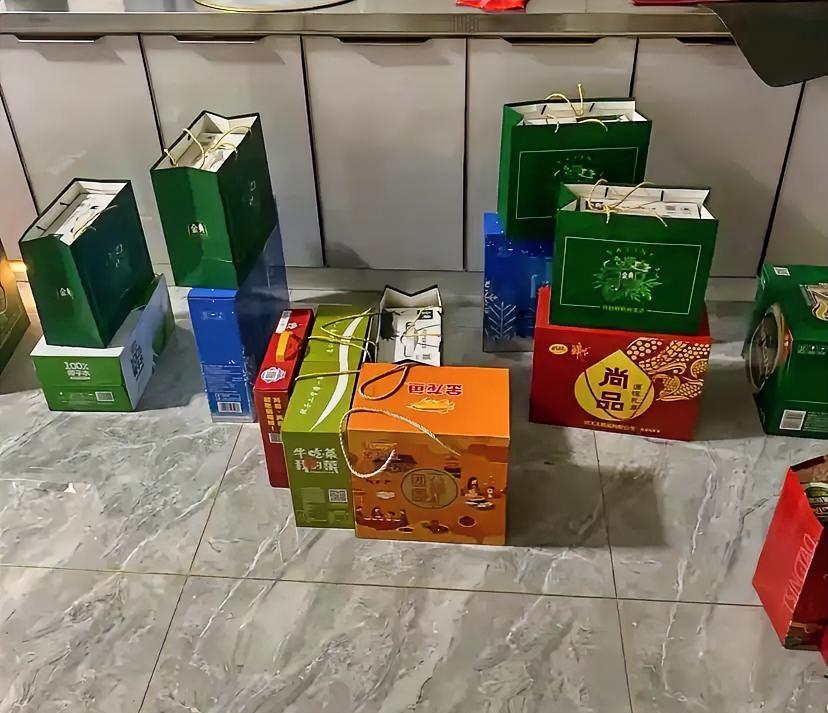 现在的小孩感觉废了啊，连一点礼节都不懂，见了面也不叫人，不知道你家孩子咋样？