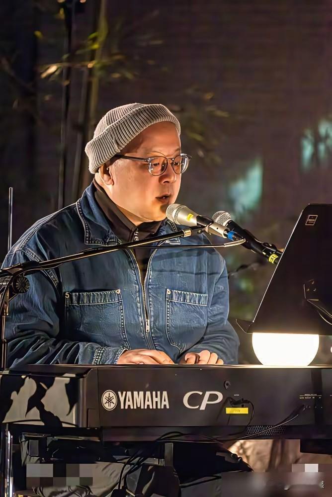 窦维和刀郎先生有很多相似之处，首先从音乐上看，两个人都是非常有音乐才华的，创作能