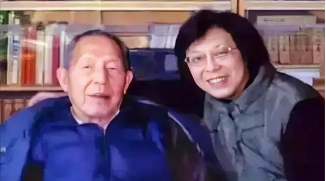 1990年，一个穿着满身满补丁衣服的中年妇女，正在上海的街角，顶着寒风摆摊卖菜，