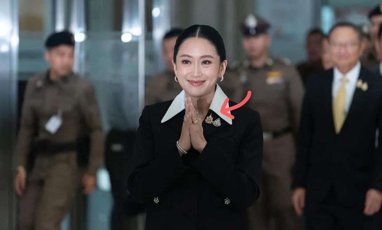 佩通坦的老毛病又犯了？她出席泰国宪法法院的质询简直就是“本色出演”：全身穿金戴银