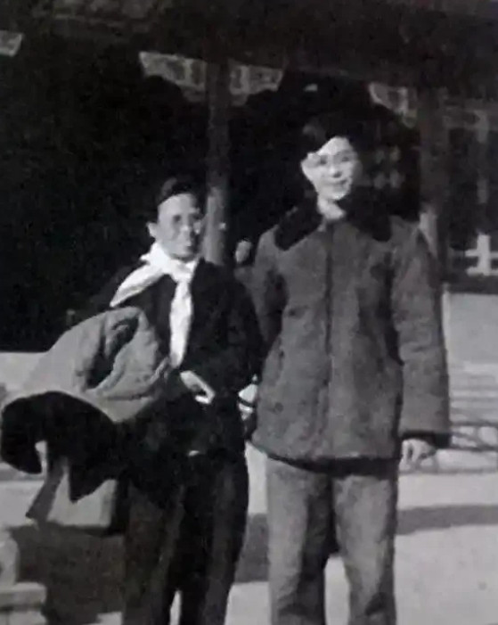 1941年，谢育才夫妇被捕，在狱中生下一个儿子。为逃出去，夫妻二人将儿子遗弃，越