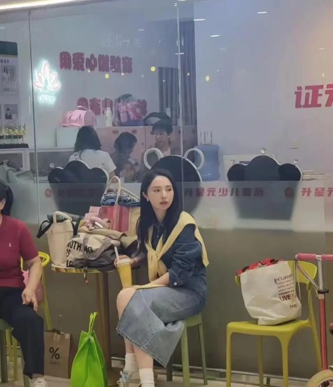 原来看综艺，看别人评论，以为董璇真的亏了。然后看到她和张维伊在综艺里互怼、互不