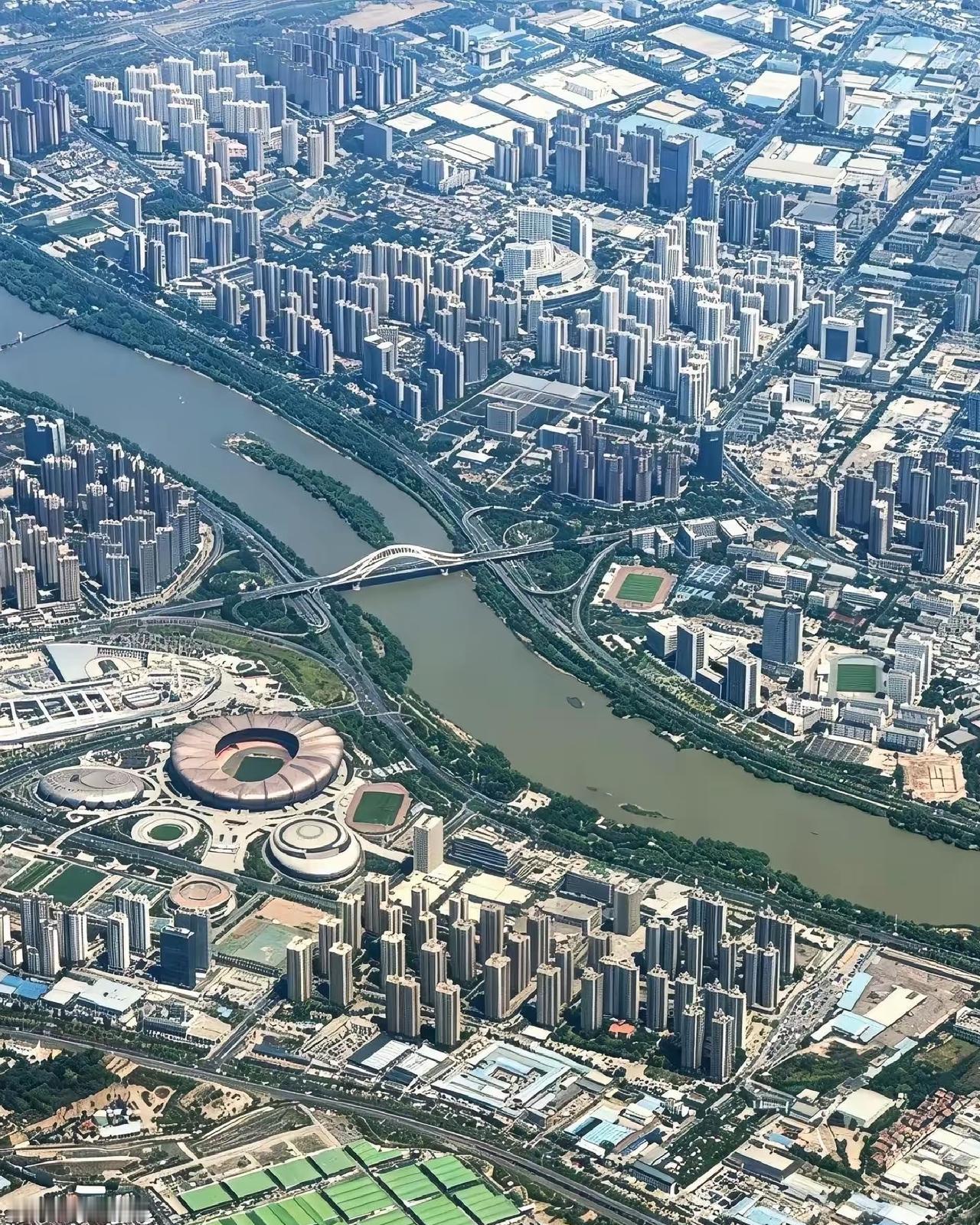 兰州城市建设水平，感觉比东莞还厉害。[笑着哭]