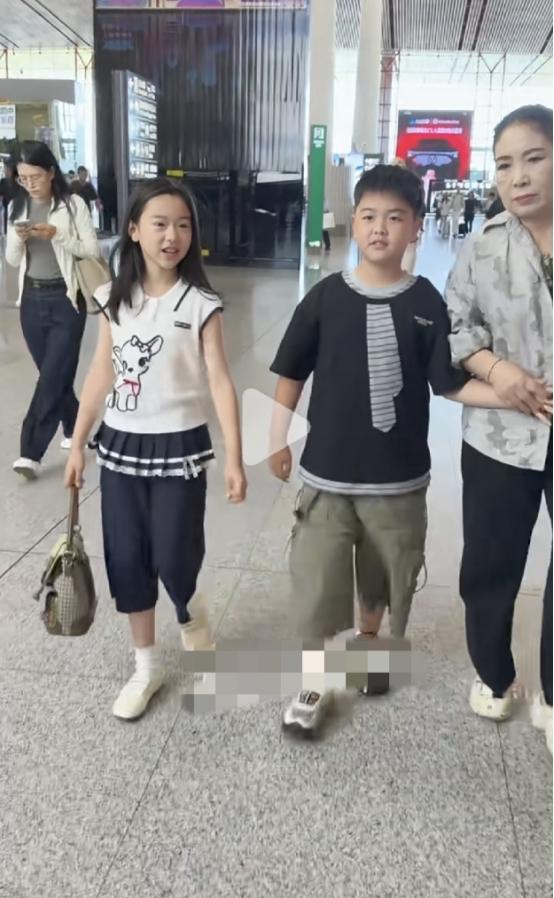 6月5日，小酒窝和朵朵同框了，在北京机场被网友偶遇拍摄，小酒窝还是那么可爱，大大