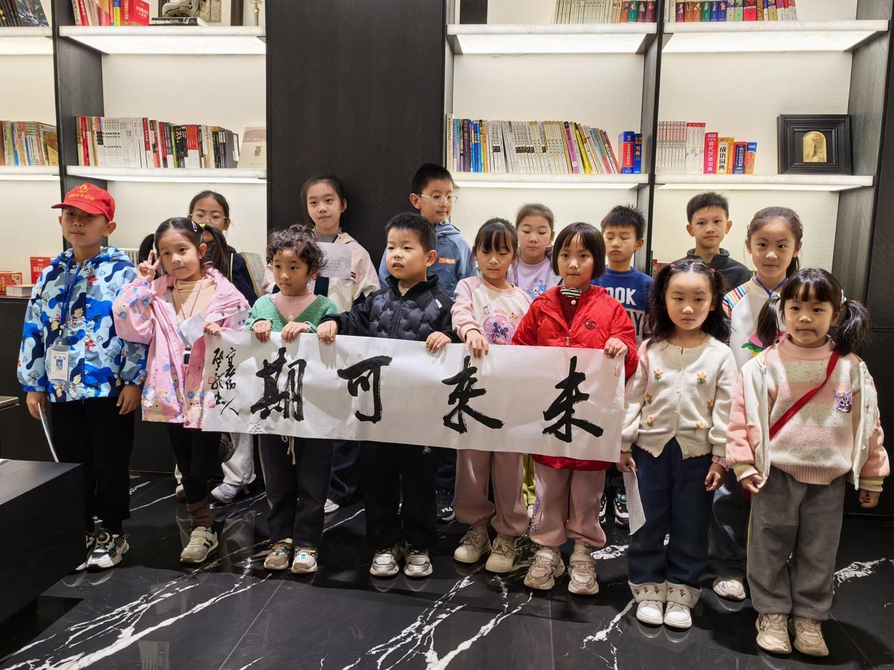 小记者探楚风，书法名家赠墨宝！襄阳这场书法笔会太有料11月9日，“翰墨书荆楚，