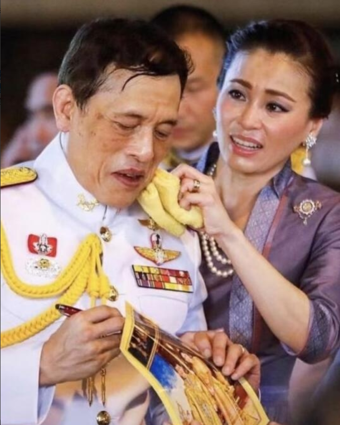 那些年，苏提达给泰王擦过的汗说起来泰王也是个老头了，苏提达年纪轻轻的，出公务还