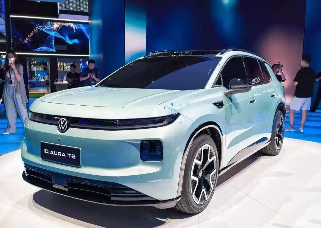 作为一汽-大众智电2.0时代的首款产品，ID. AURA T6在外观内...