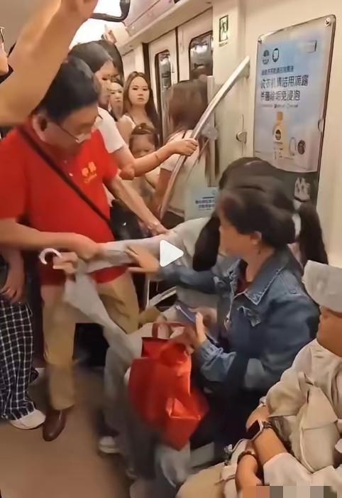 老人强拽女孩事件，成都地铁的回复算是给大家吃了个定心丸！6月22日，成都2号线
