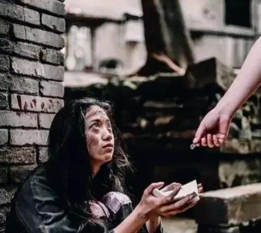 1977年，28岁知青谢炳义给一个女乞丐买了2碗面，哪知，女乞丐一直跟在他身后，
