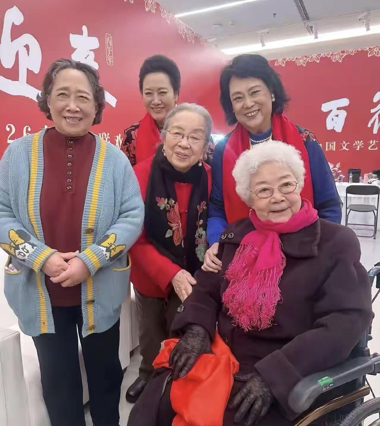 这些德艺双馨的表演艺术家，只有4位看起来比较眼熟。坐着的这位白发苍苍的老人，很多