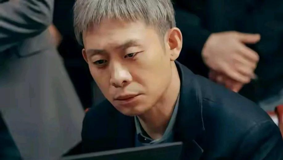 我现在都怀疑张译到底有没有演技了？张译在电视剧《以法之名》里的表演方式，几乎和