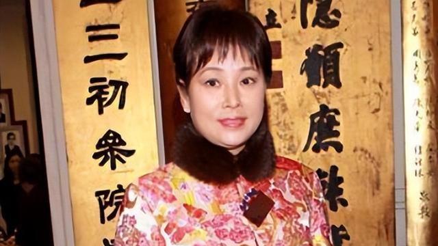 豪门女婿不好当? 赌王三太庆生照流出, 窦骁被网友嘲: 桌都上不去