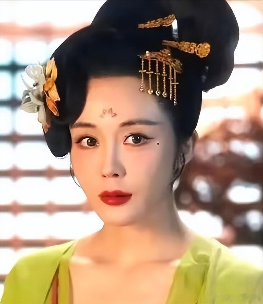看了汤晶媚的相关内容还挺意外的，她在《唐朝诡事录》里演的马夫人确实媚态十足，很有