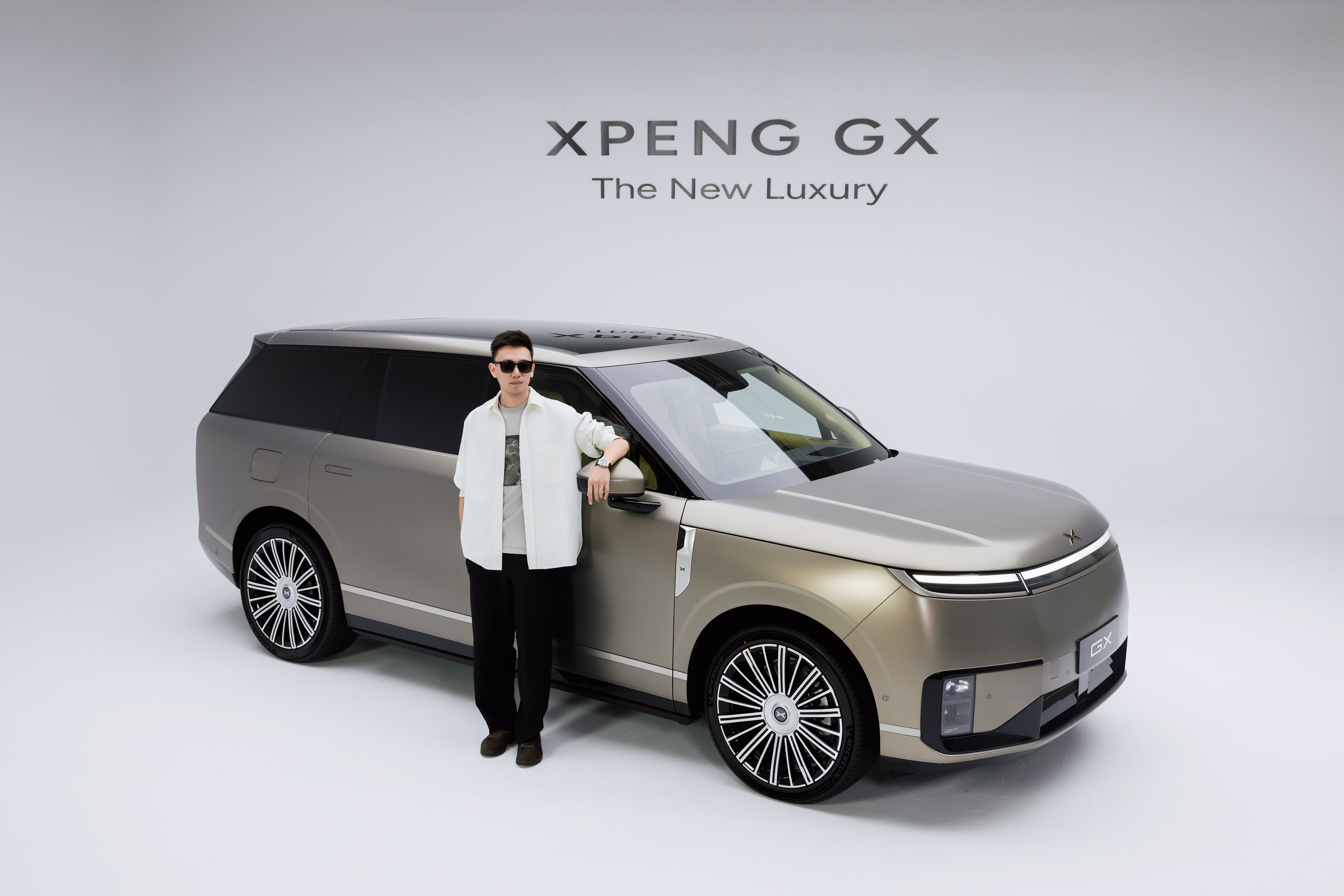 小鹏GX技术发布会定档4月15日浅浅的拍一组合影，这个是云漠金车漆，哑光质感看