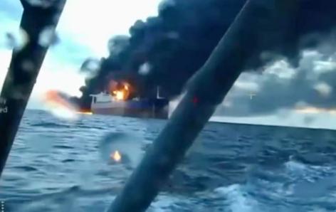 终于醒悟了啊，狼群无人艇在俄罗斯家门口海域，围着俄罗斯油轮轮番攻击！最近一个月，