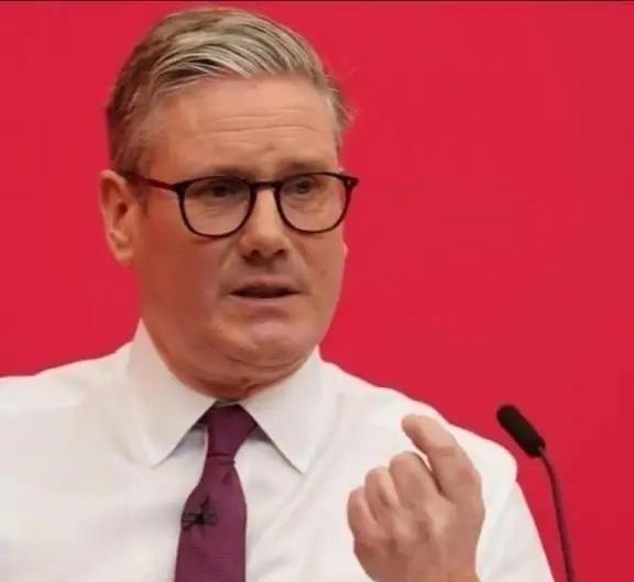 特朗普万没想到，英国首相当着全世界的面，说：中国，是世界三大强国之一。特朗普估计