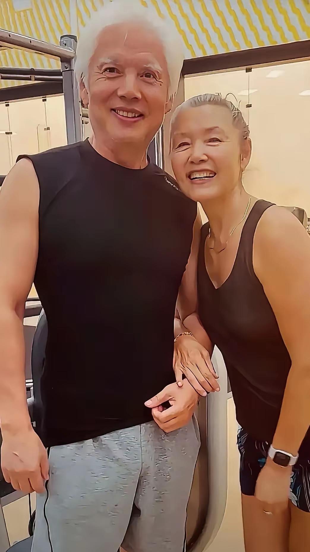 天呐！😯😯😯当年惊艳众人的红牡丹如今容颜大变，岁月痕迹格外明