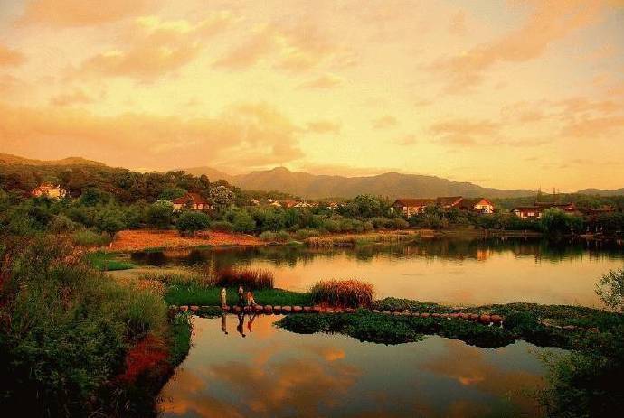 最美人间四月天|最适合春游的国内9大目的地1、新疆伊犁野杏林2、西藏林芝桃花