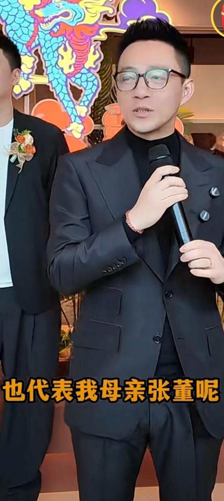 汪小菲这回是真的学聪明了。哈尔滨麻六记开业，张兰没有现身剪彩现身，汪小菲在讲话