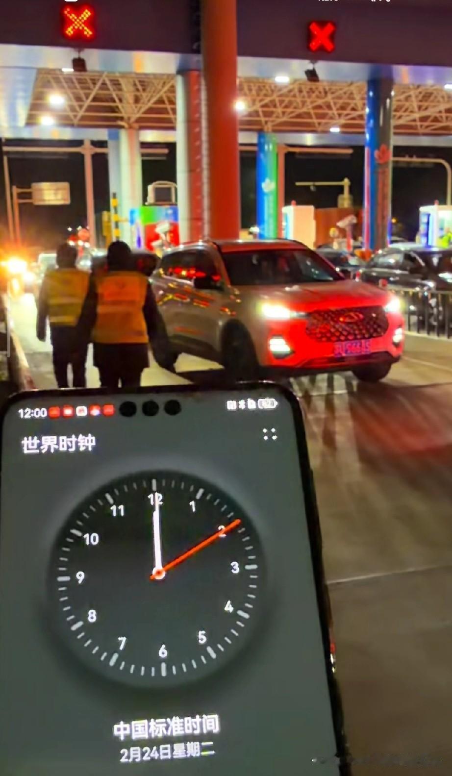 26年高速收费第一倒霉蛋！刚过免费期就被堵在收费口，网友笑疯了刚刷到个视