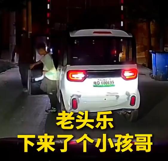 深夜货车被老头乐追尾，结果下车的是个小孩？家长赔钱赔到怀疑人生：这车连交强险都没