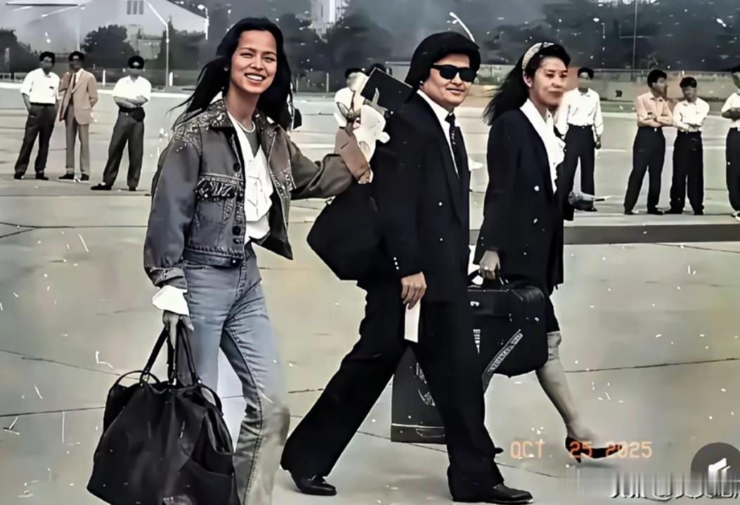 看到刘欢和歌手韦唯两人年轻时并肩大步走的同框照，一下子就把人拉回到九十年代。