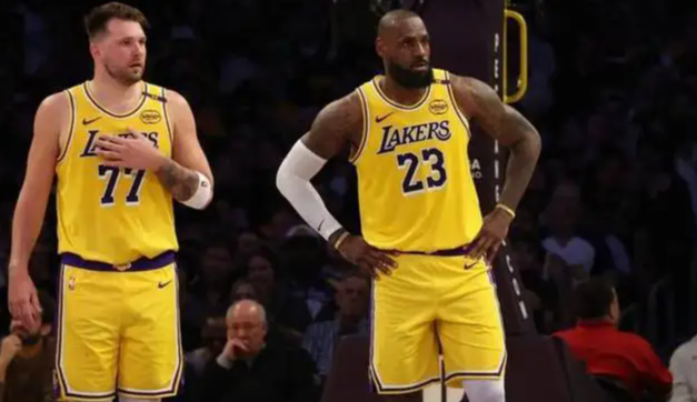 东詹都是联盟顶级持球大核但篮球只有一个湖人教练组给出解决方法：老詹打无球但