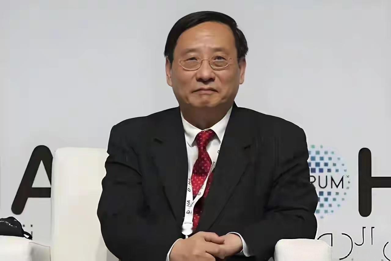 近日特朗普公开转发中国资深外交人士高志凯对其访华之行的正面评价，一时间舆论热议不