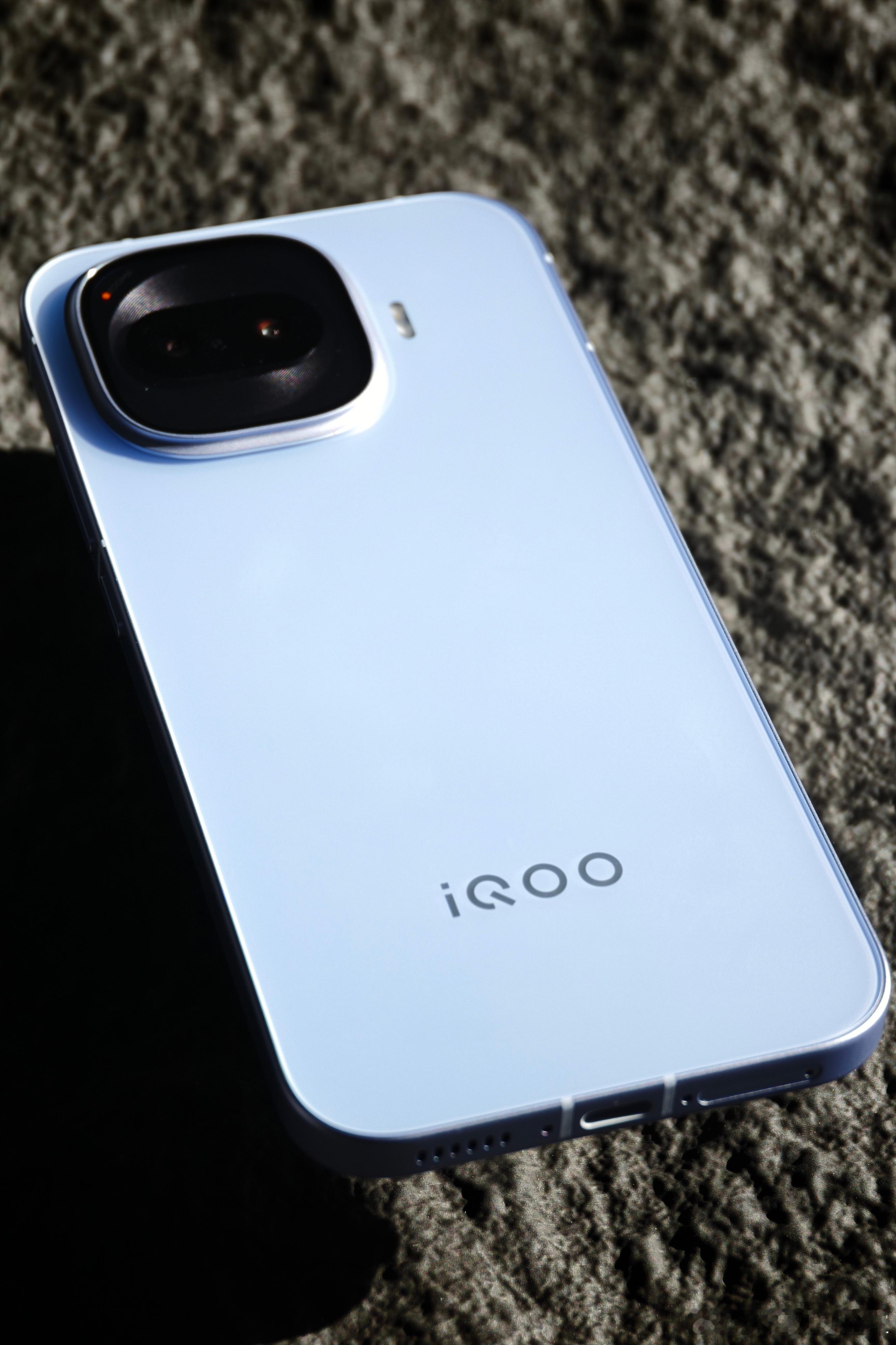 iQOOZ11Turbo沧浪浮光配色灵感源于旷野风起时的自然折射，流动感十