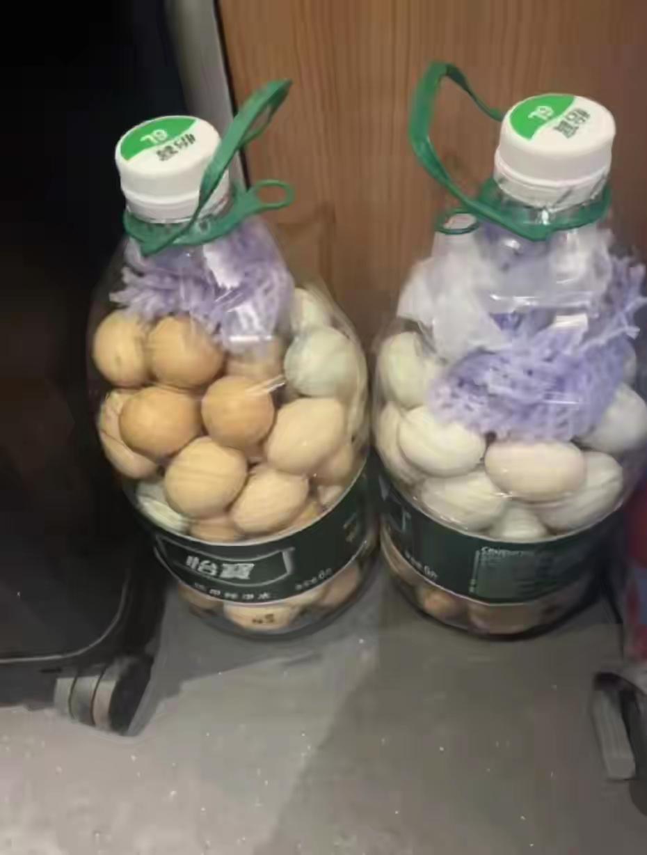 不懂就问，出于好奇，在火车上见到的这操作，鸡蛋是怎么放进去的啊！