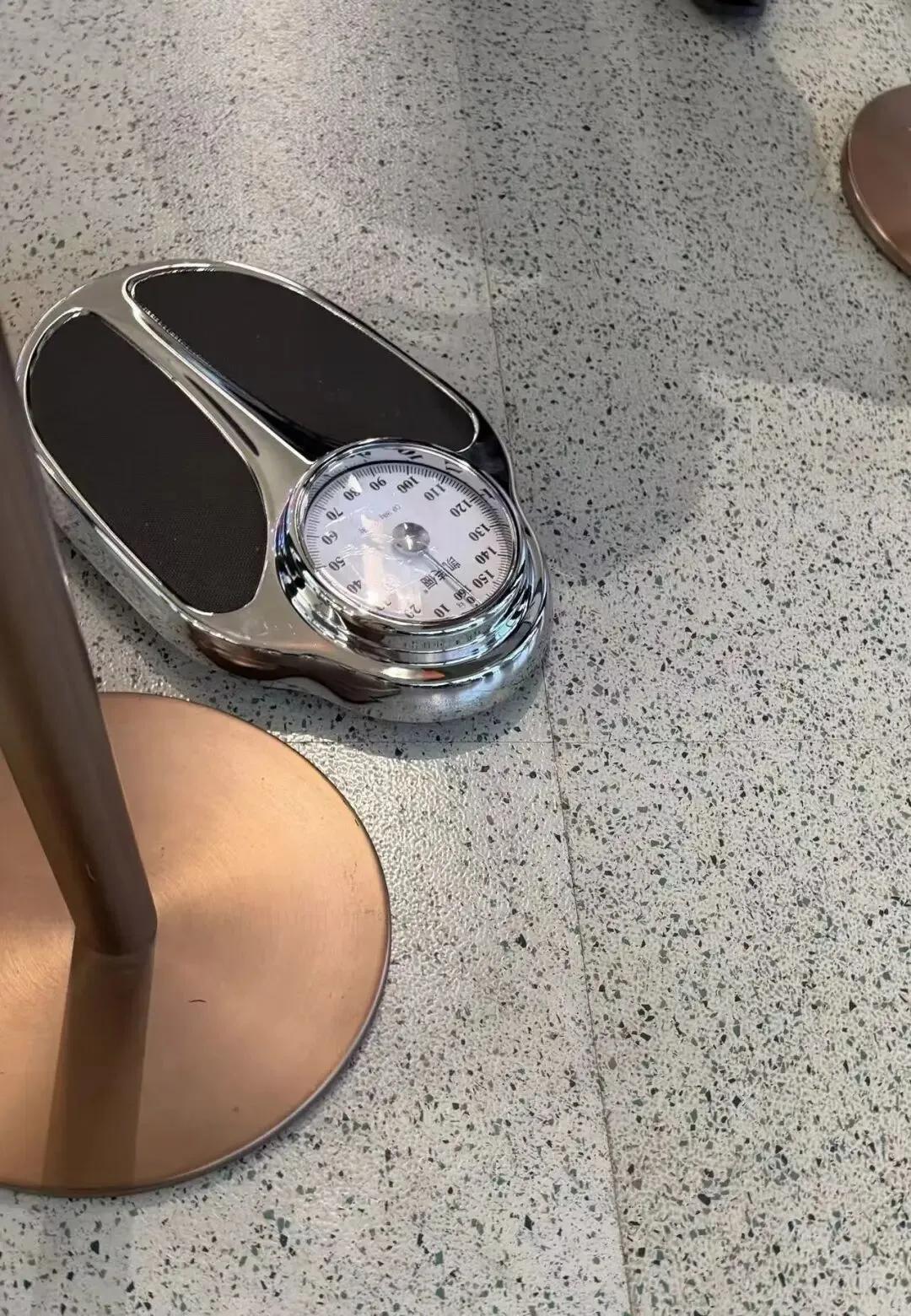 藏不住了！2月7日凌晨，北京发布最新消息，国航部分航班登机前采集旅客体重引发热