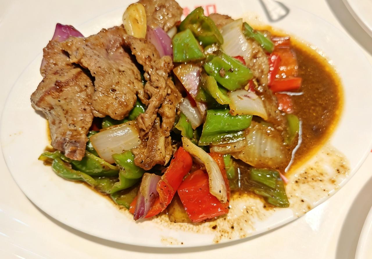 家人都赴宴只剩我一人，天热懒得下厨，就近快餐店解决午饭。点了半份洋葱黑椒牛肉