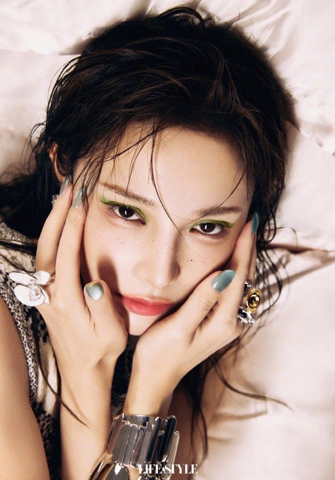 彭小苒时尚资源从东宫小枫到黑裙御姐，彭小苒的时尚进阶之路走得漂亮。开年连拍七本