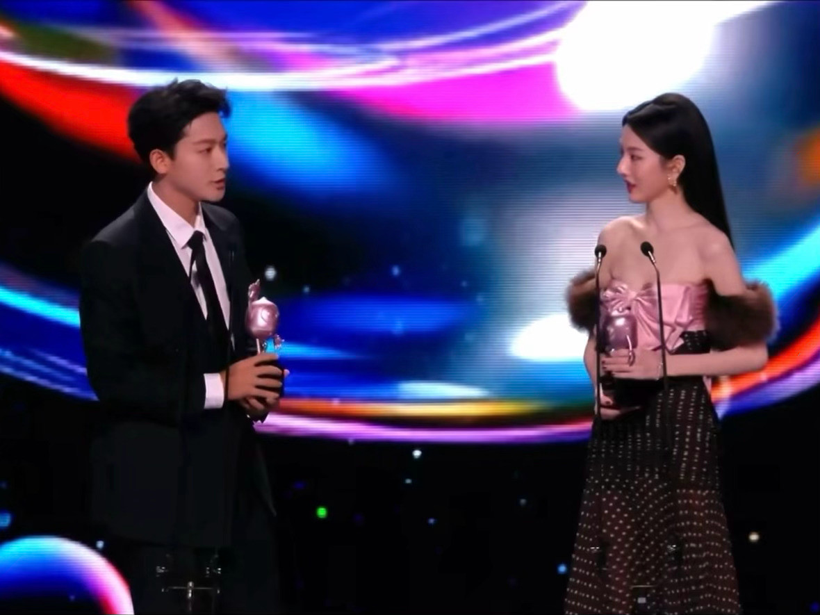 “你先来吧，二哥～”“女士优先～”“和我妹妹一块得这个荣誉，加倍的开心！”哎呦我