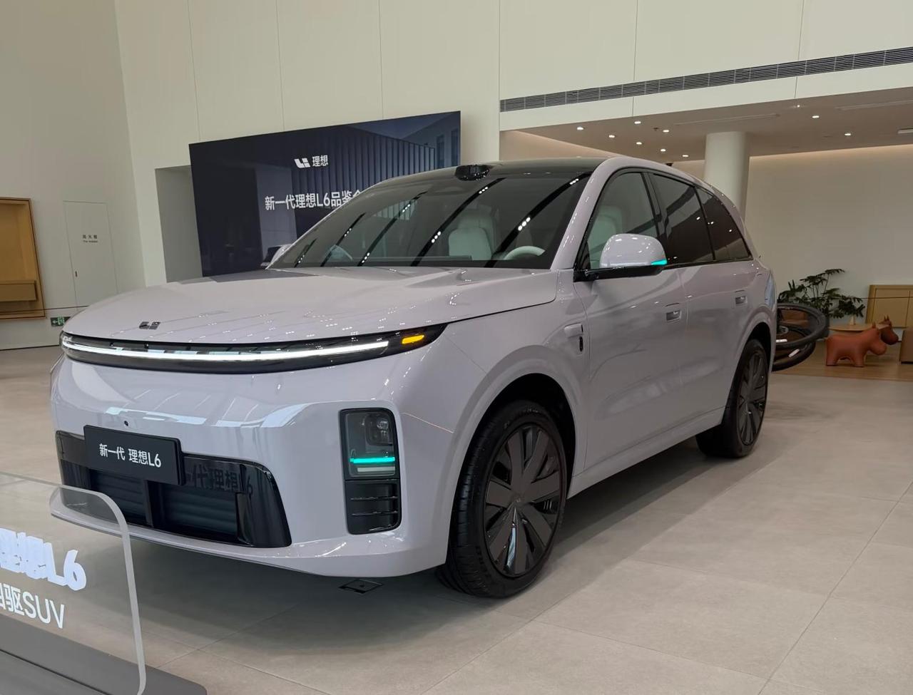 理想L6新款到店，续航破300km，这次能打吗？理想L系列“守门员”今天正式换