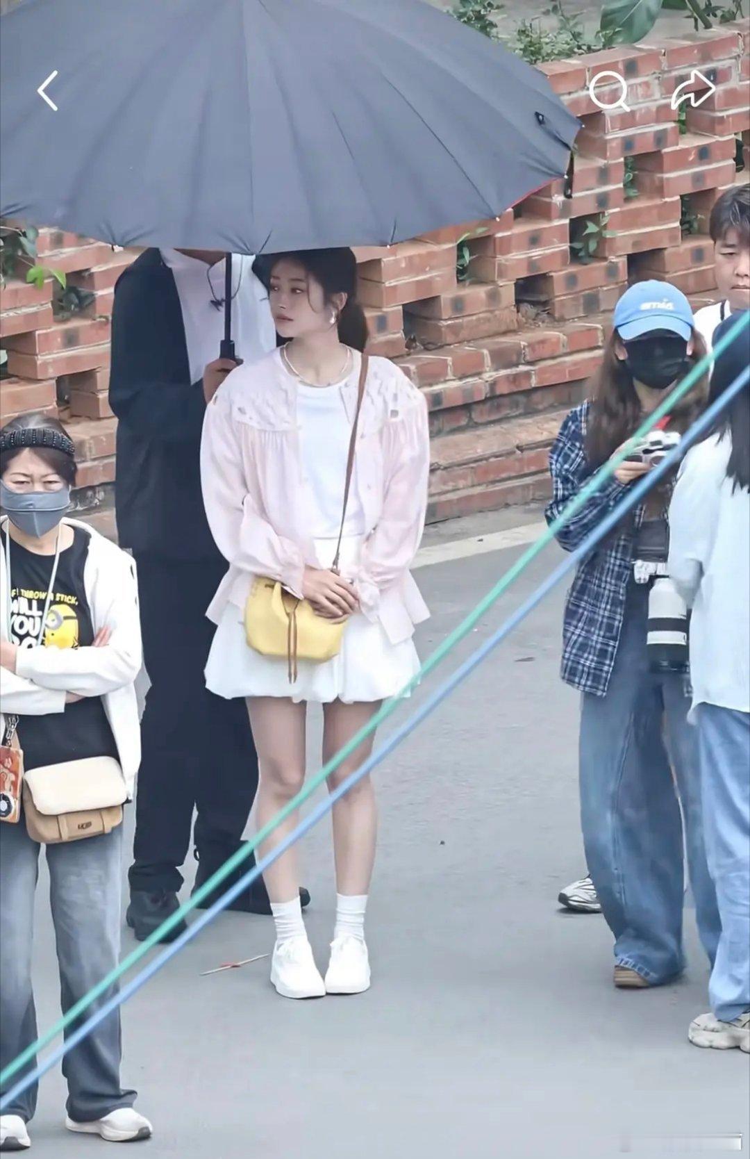 徐若晗这个妆造认真的吗，好显壮啊还落肩