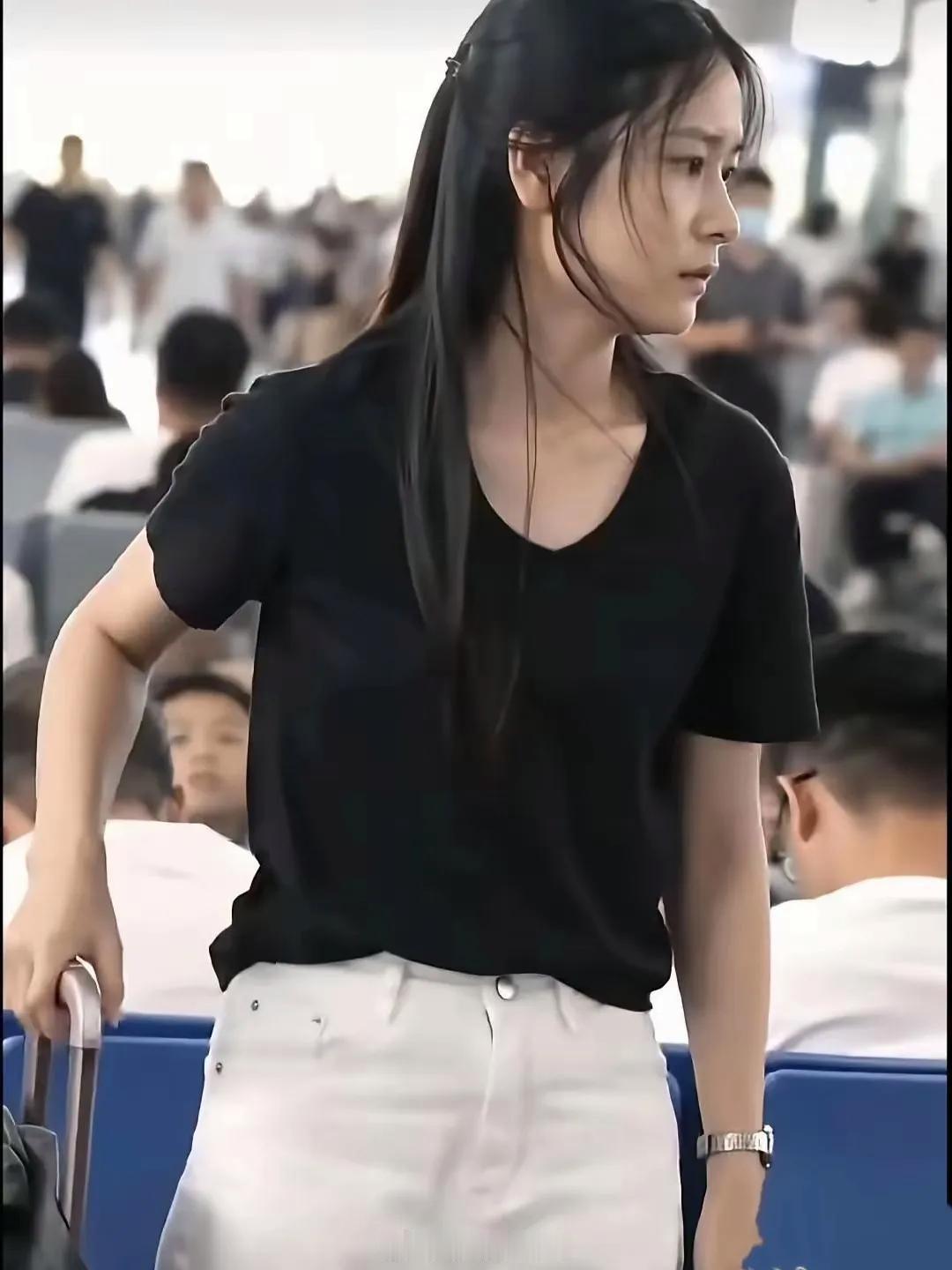 高铁候车厅“素衣女孩”意外爆火！这才是东方最美的模样！