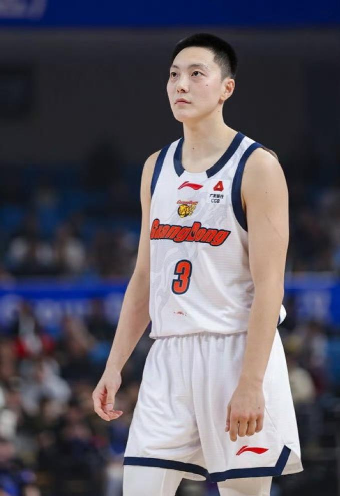 广东93-89战胜北控，一战打出了2个无可争议的事实！1.胡明轩在超神与超鬼