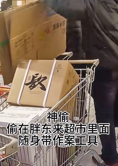网友在许昌胖东来，亲眼目睹一个小偷，在偷超市里折起来的纸箱。这个老太太，